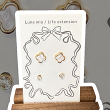 画像をギャラリービューアに読み込む, ホワイトフラワー ゴールドシェル調 ラインストーン風ピアスセット